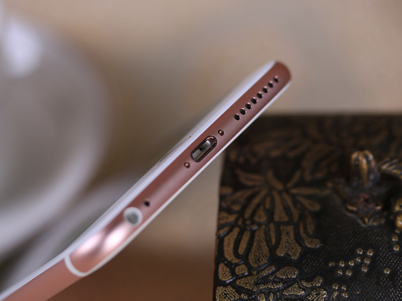 iPhone6s正面有兩個傳感器孔